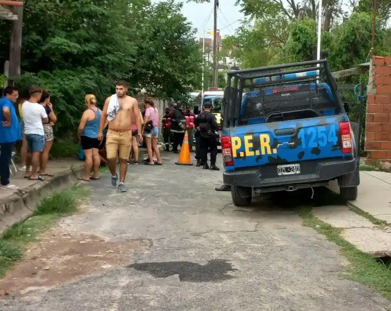 Un hombre murió al caer del techo y clavarse el rostro en una reja