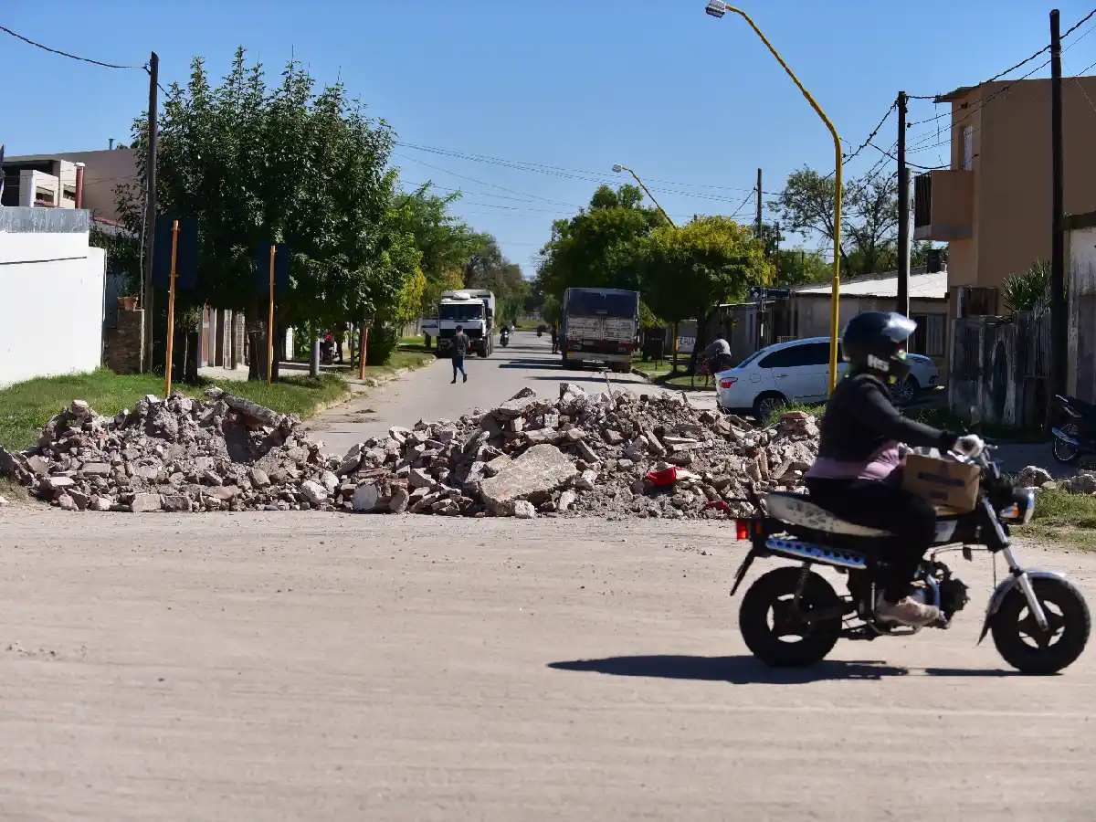 En barrio San Cayetano bloquean calles para que los automovilistas no eludan los controles