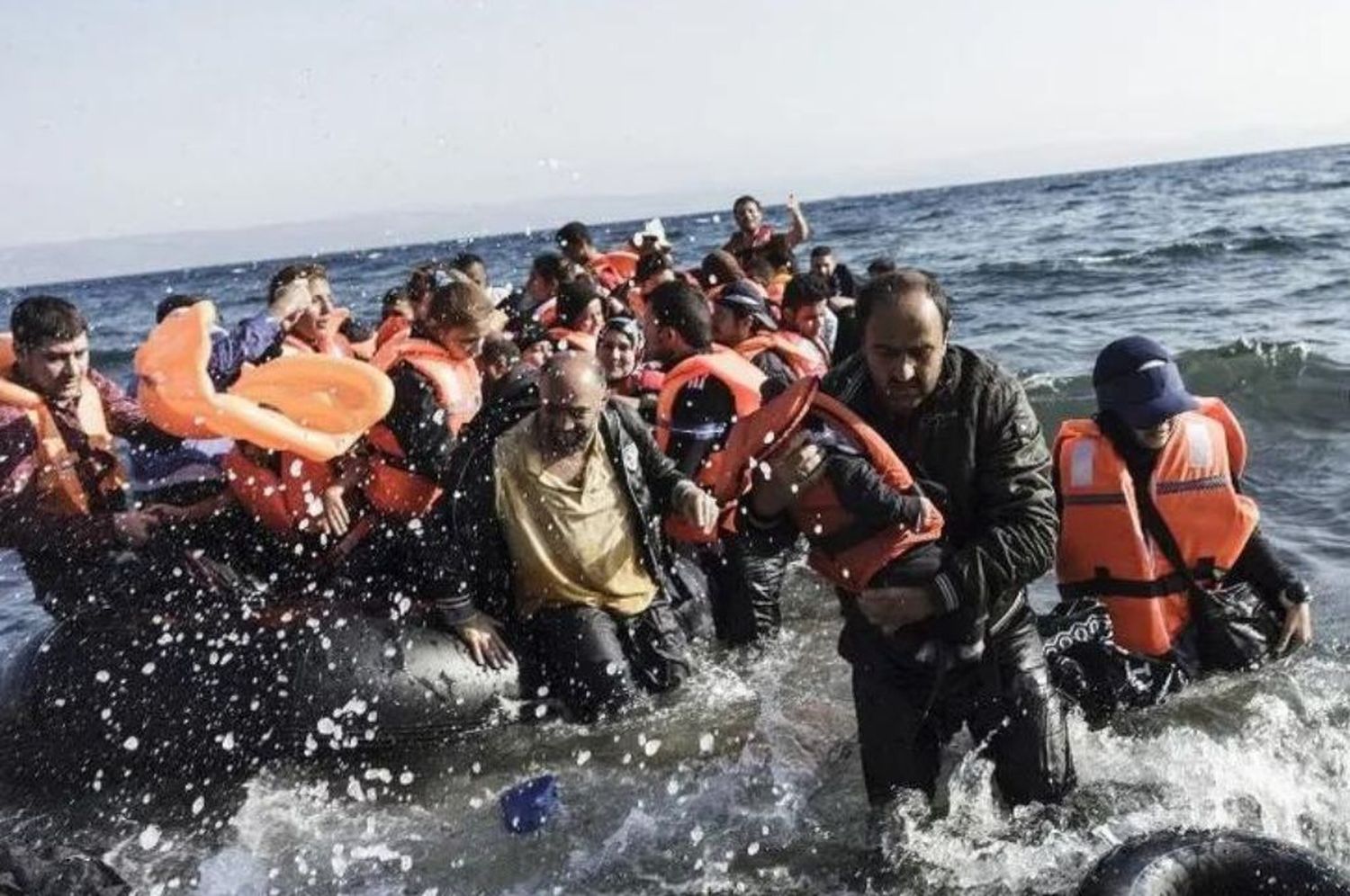 España: unos 100 migrantes fueron rescatados en aguas cercanas a las islas Canarias