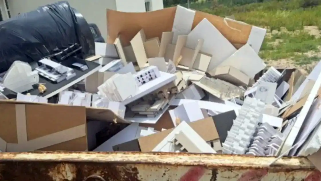Escándalo en la UNS: los trabajos finales de Arquitectura aparecieron tirados en un container