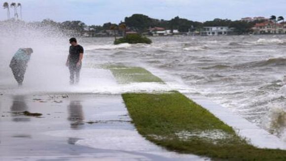 Vías inundadas y apagones dificultan rescates en EE. UU. tras devastador huracán Helene