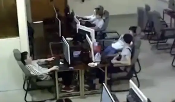 Video: Murió electrocutado en un ciber al desconectar el celular