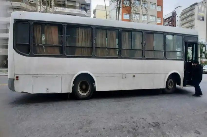 Hacía willy con la moto, cayó al asfalto y fue embestido por un colectivo