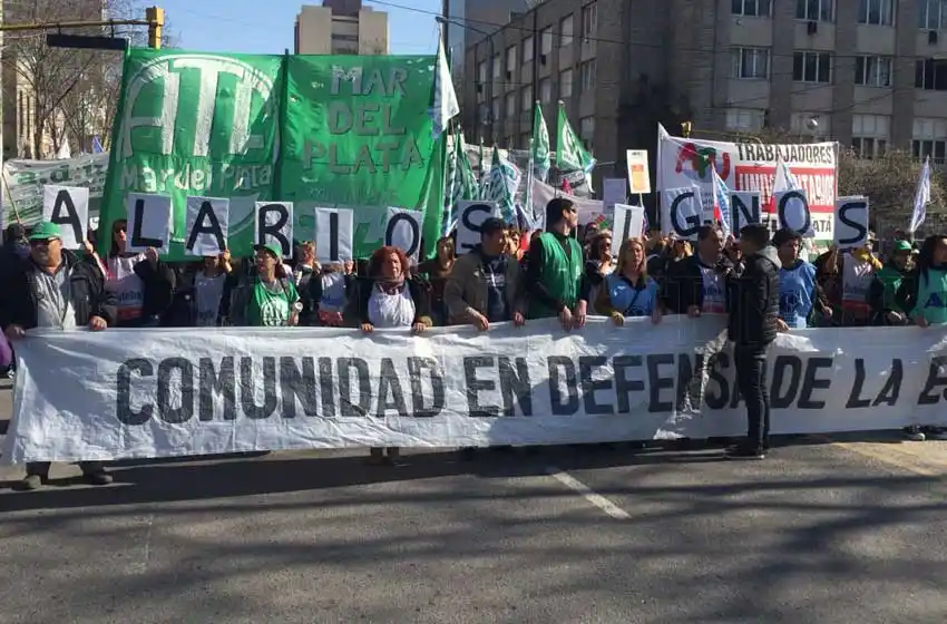 Estatales y docentes marcharon "unidos contra el ajuste"