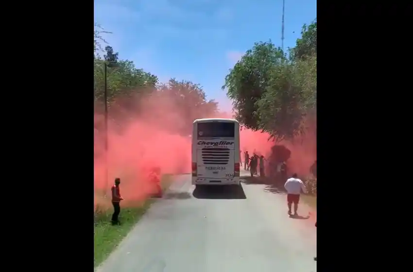 Newells viajó a Córdoba y sus hinchas le hicieron el aguante a la salida