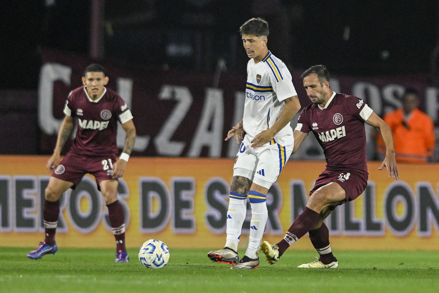 Belmonte maneja la pelota ante la marca de Izquierdoz.