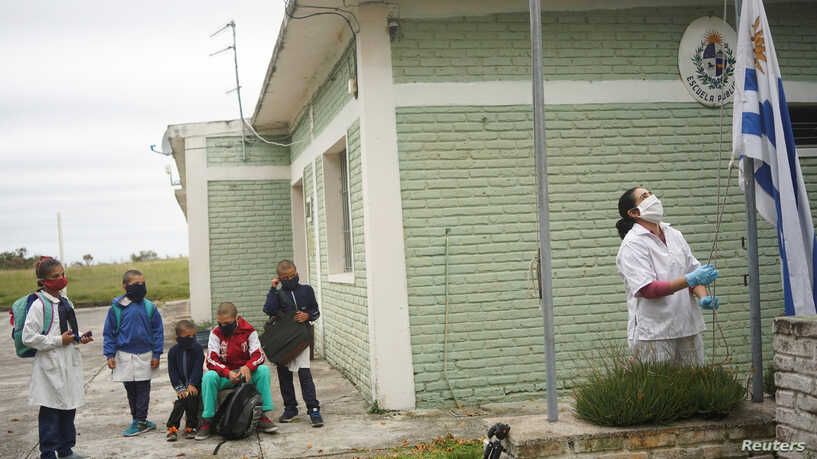 Uruguay reinicia clases, considera que logró frenar el coronavirus
