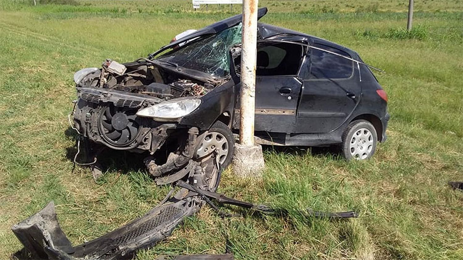 Una docente despistó y su auto terminó incrustado en una columna de alumbrado