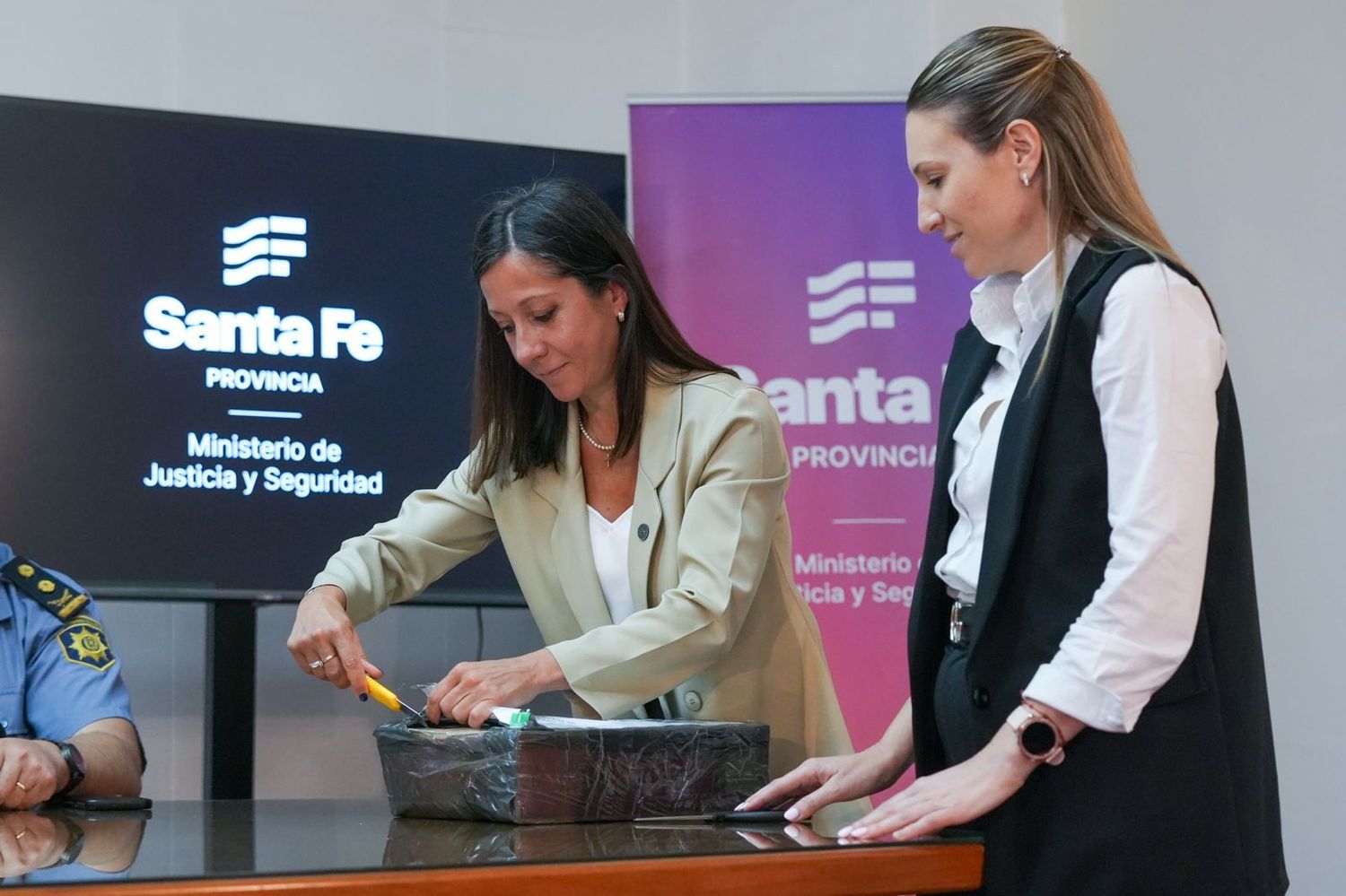 Apertura de sobres para la compra de indumentaria deportiva para cadetes de ISEP