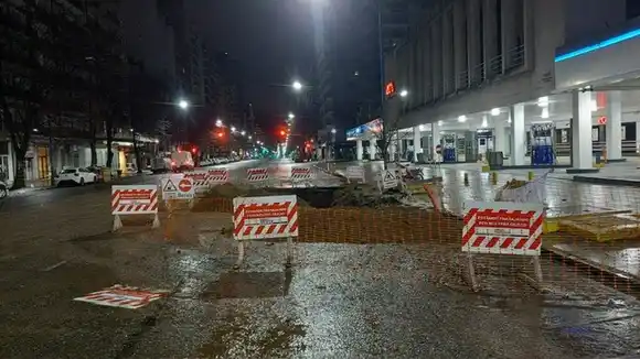 Repararon la cañería de avenida Colón y se restableció el suministro de agua en toda la zona