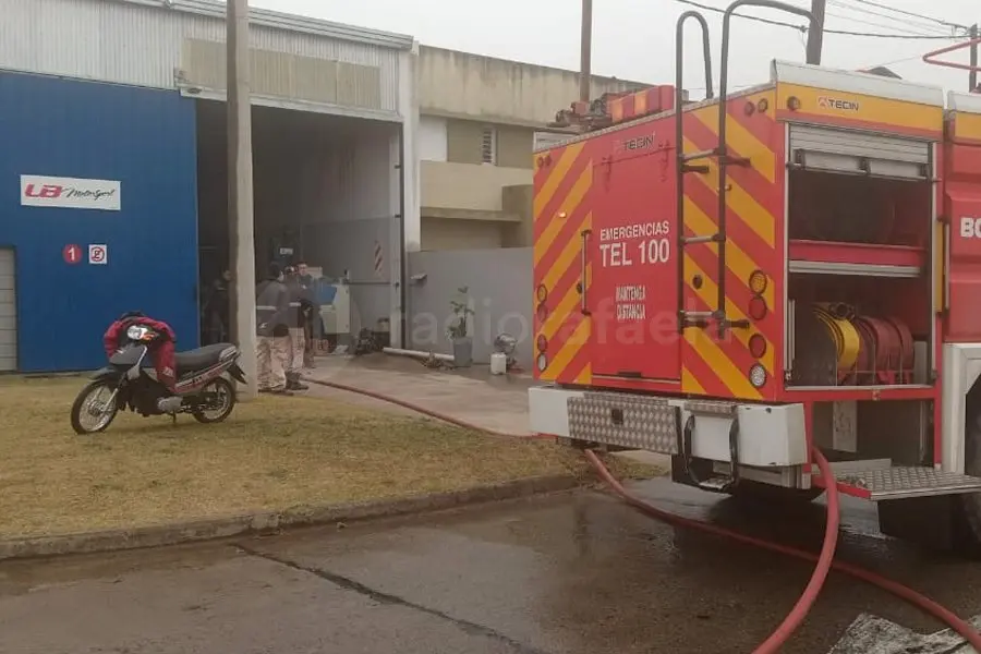 Humo y llamas en un galpón de barrio Malvinas Argentinas, ¿qué pasó?