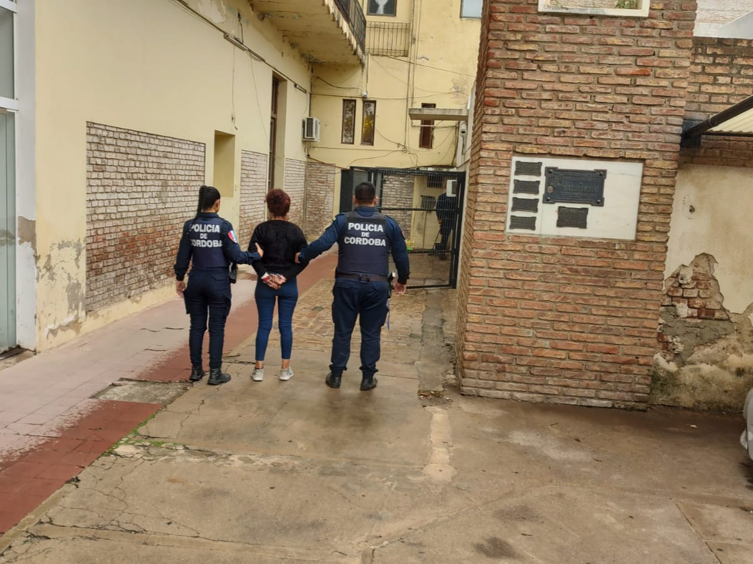 Detienen a una joven por daños en una vivienda