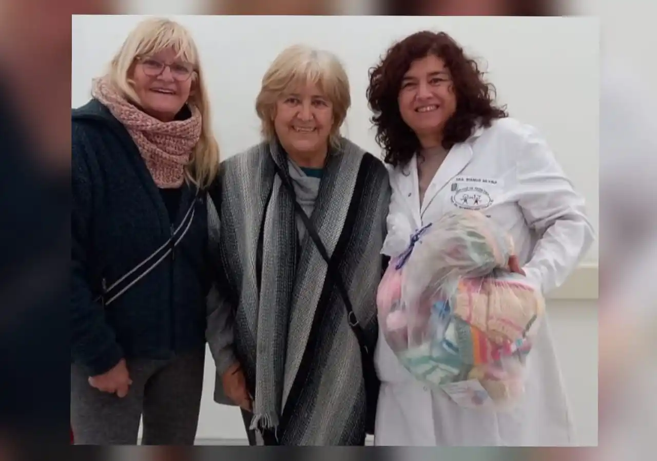 Entrega de los abrigos al Hospital.