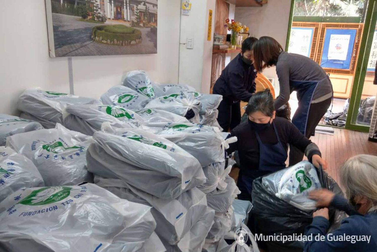 La Fundación Tzu Chi donó frazadas, pecheras y tapabocas