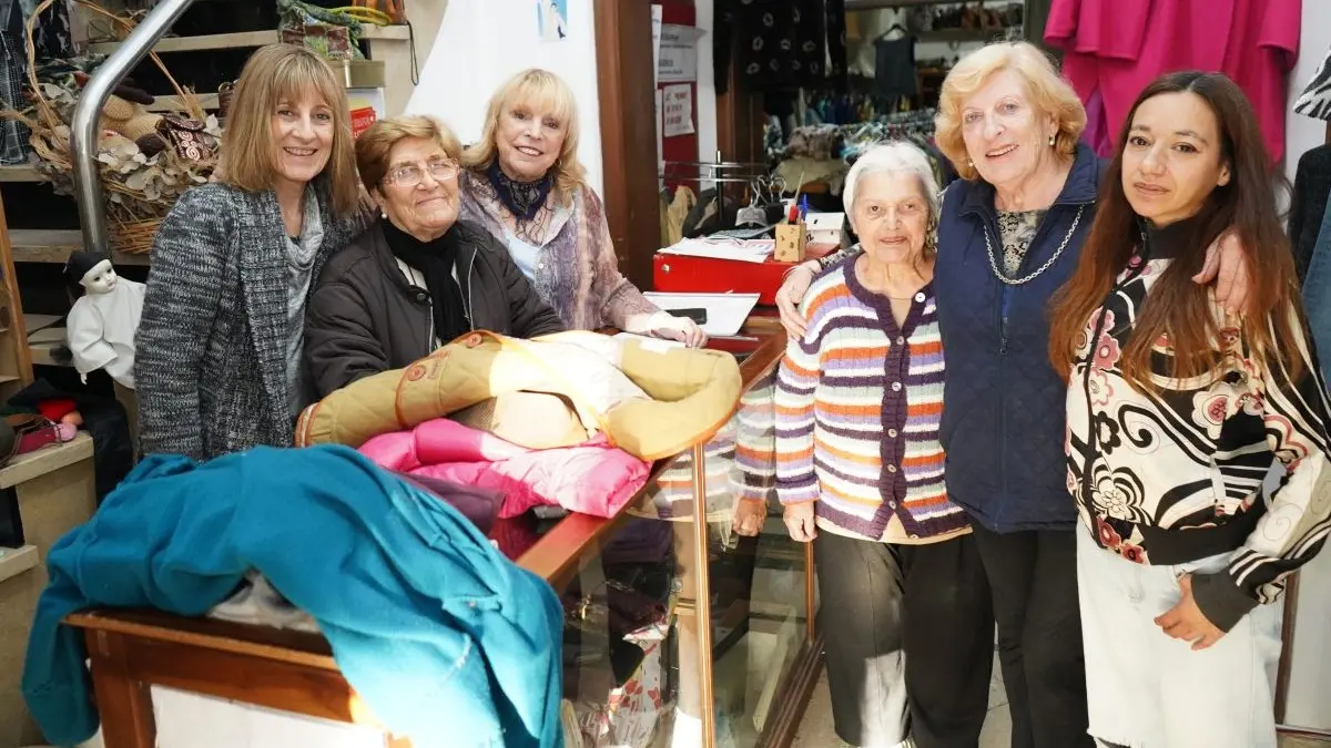 Marta Iriberri e integrantes de la cooperadora