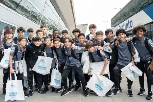 Thiago Messi ya está en  Rosario para enfrentar a Newell's