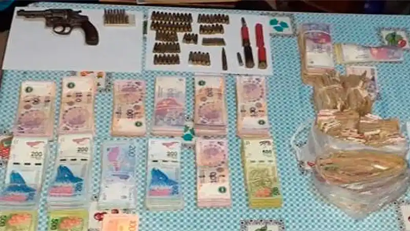 Secuestraron más de $630 mil, un arma y balas tras allanamiento