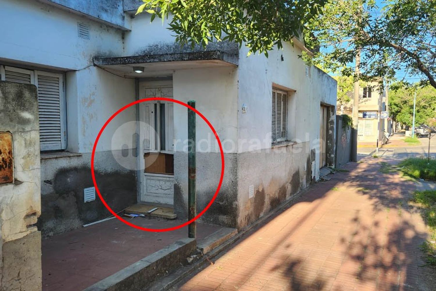 Escondido dentro del ropero: atraparon a un delincuente que rompió una puerta para entrar a una casa