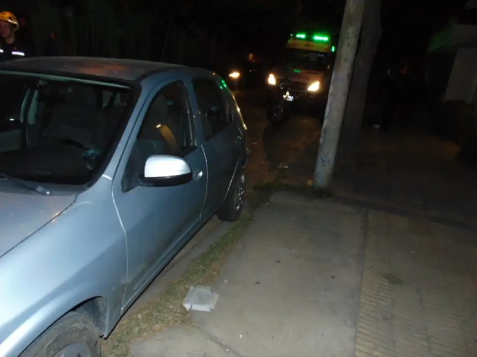 Venado Tuerto: moto chocó contra un auto estacionado