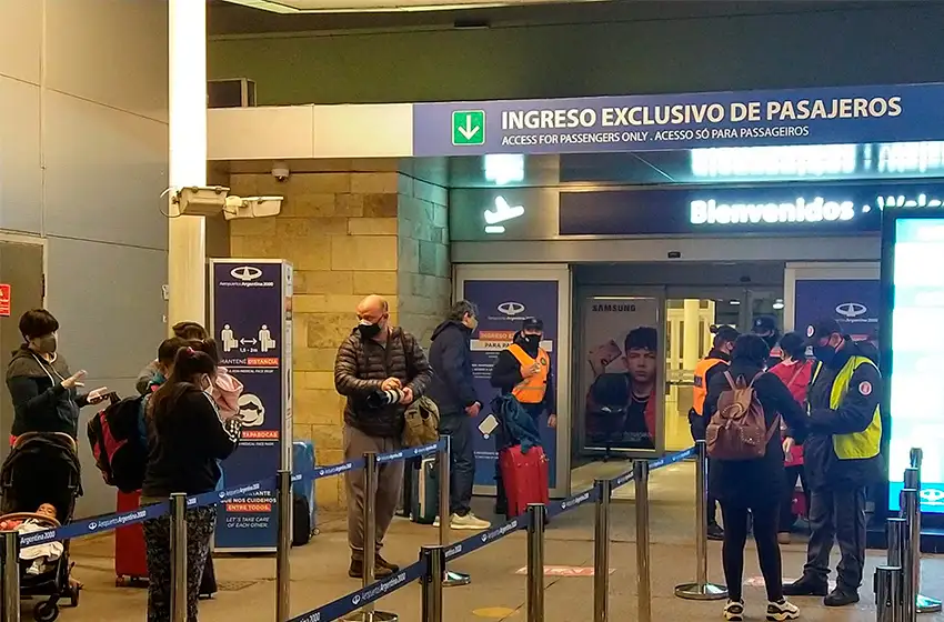 Cerruti, sobre viajes al exterior: "Es una medida puntual y momentánea que viene a cuidar el rumbo"
