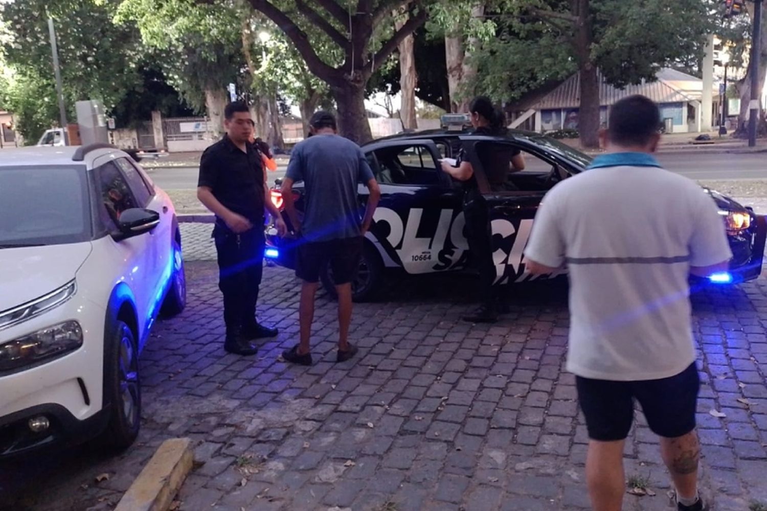 Dos trapitos demorados por actitudes violentas en la zona del Monumento a la Bandera