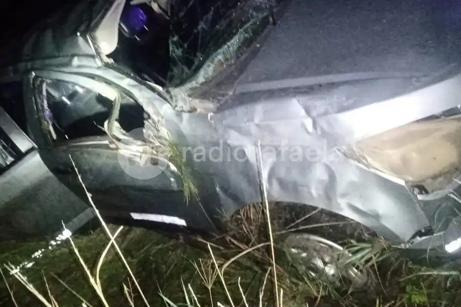 Trató de esquivar un pozo, perdió el control y terminó en la banquina