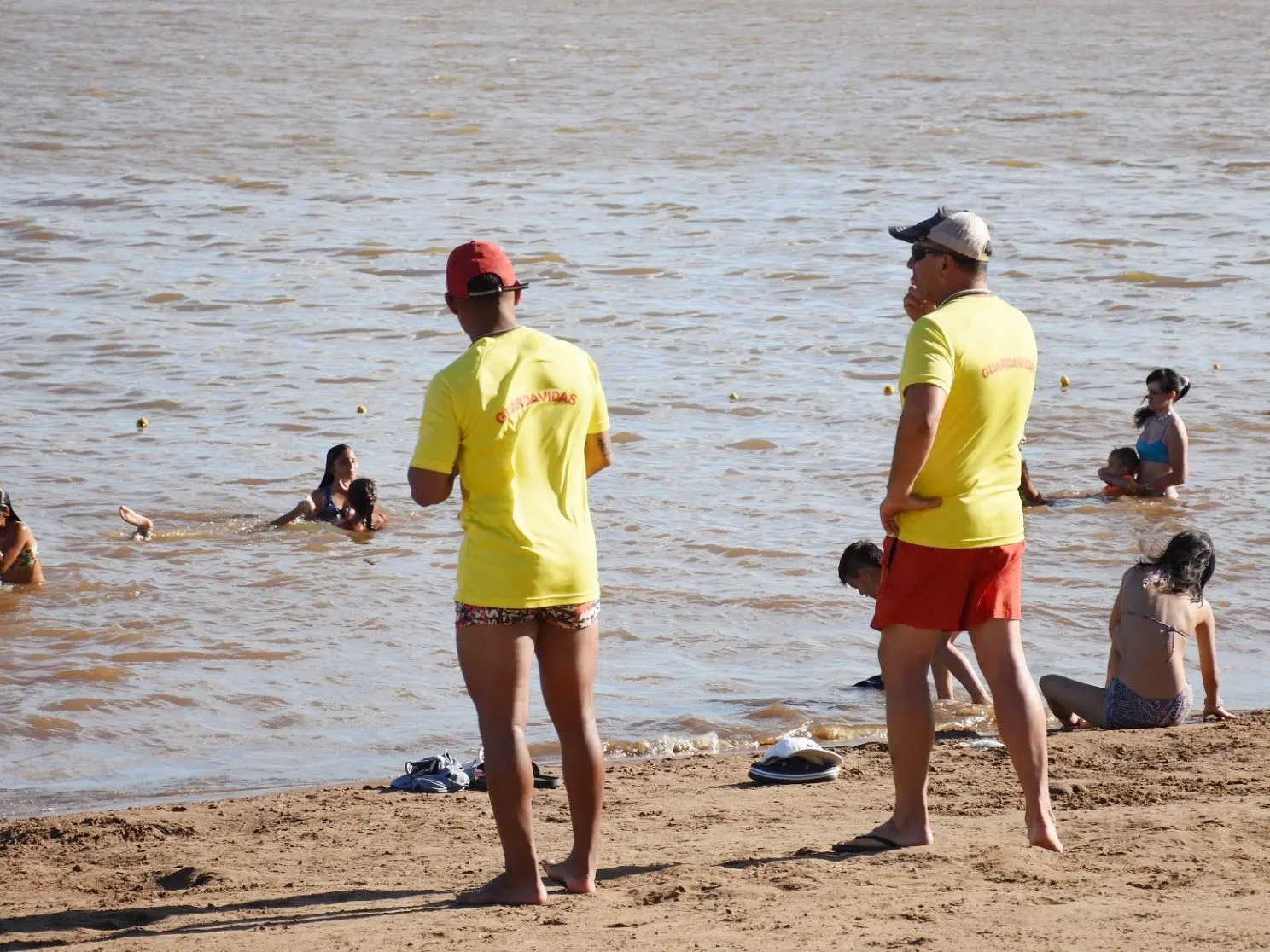Capacitación para guardavidas sobre estrategias preventivas en aguas recreativas
