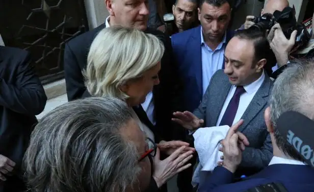 Marine Le Pen se negó a usar velo frente a autoridad musulmana