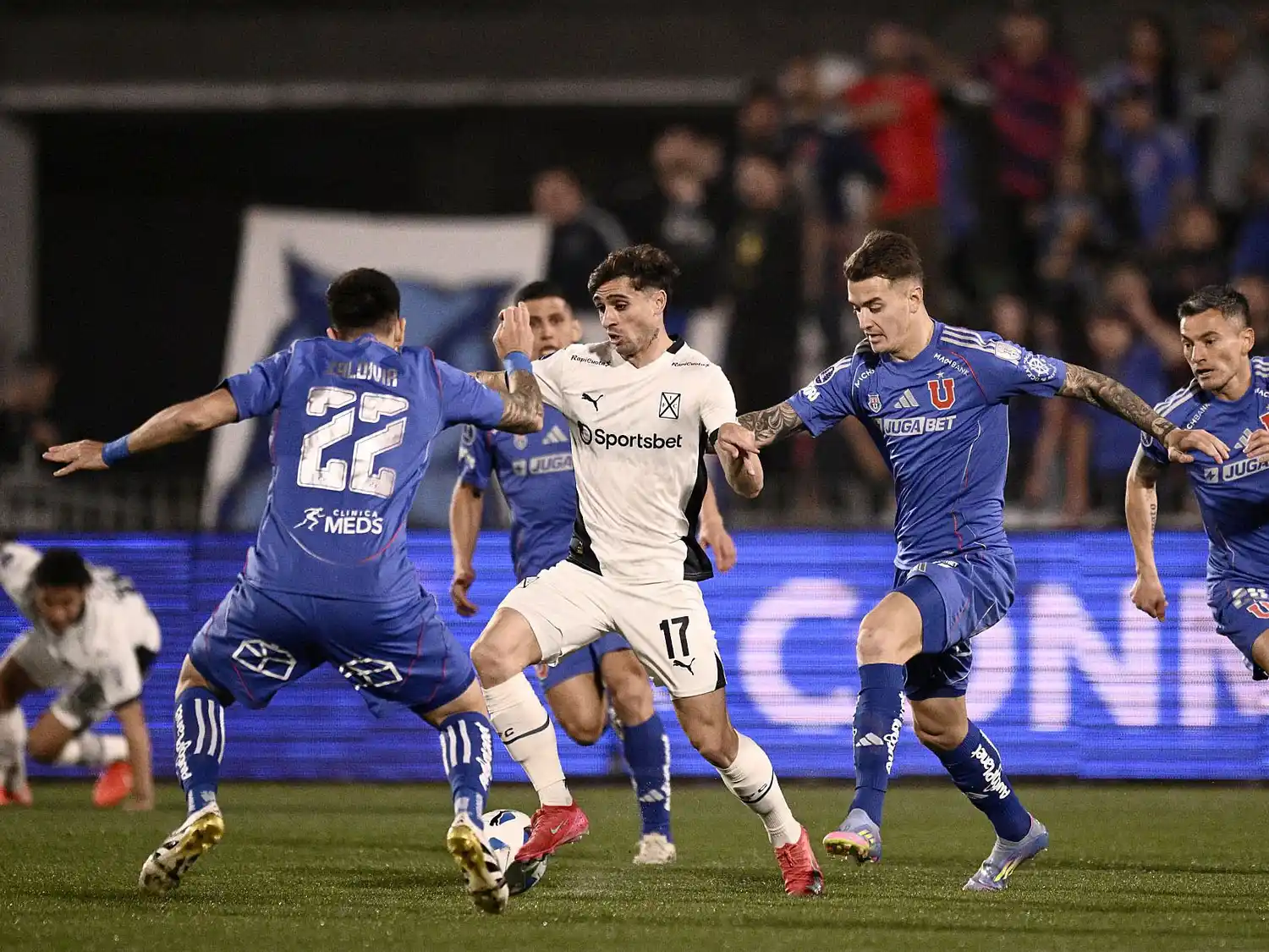 Mazzanti busca desequilibrar rodeado de rivales.