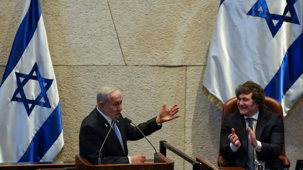 El presidente argentino Javier Milei aplaude mientras el primer ministro israelí, Benjamin Netanyahu, habla durante una sesión plenaria de la Knesset, el Parlamento de Israel, en Jerusalén, el 11 de junio de 2025. REUTERS/Ronen Zvulun