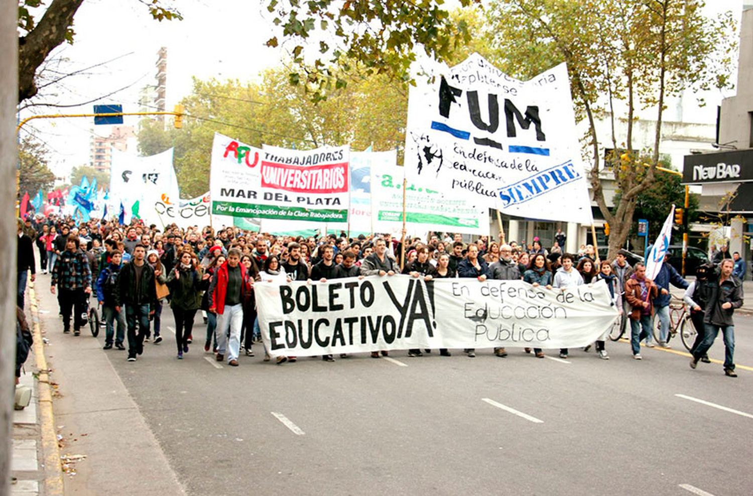 Estudiantes advierten la omisión del boleto universitario en el pliego de transporte