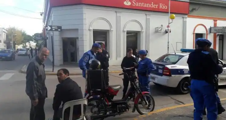 Chocaron moto y auto en Mitre y San Martín