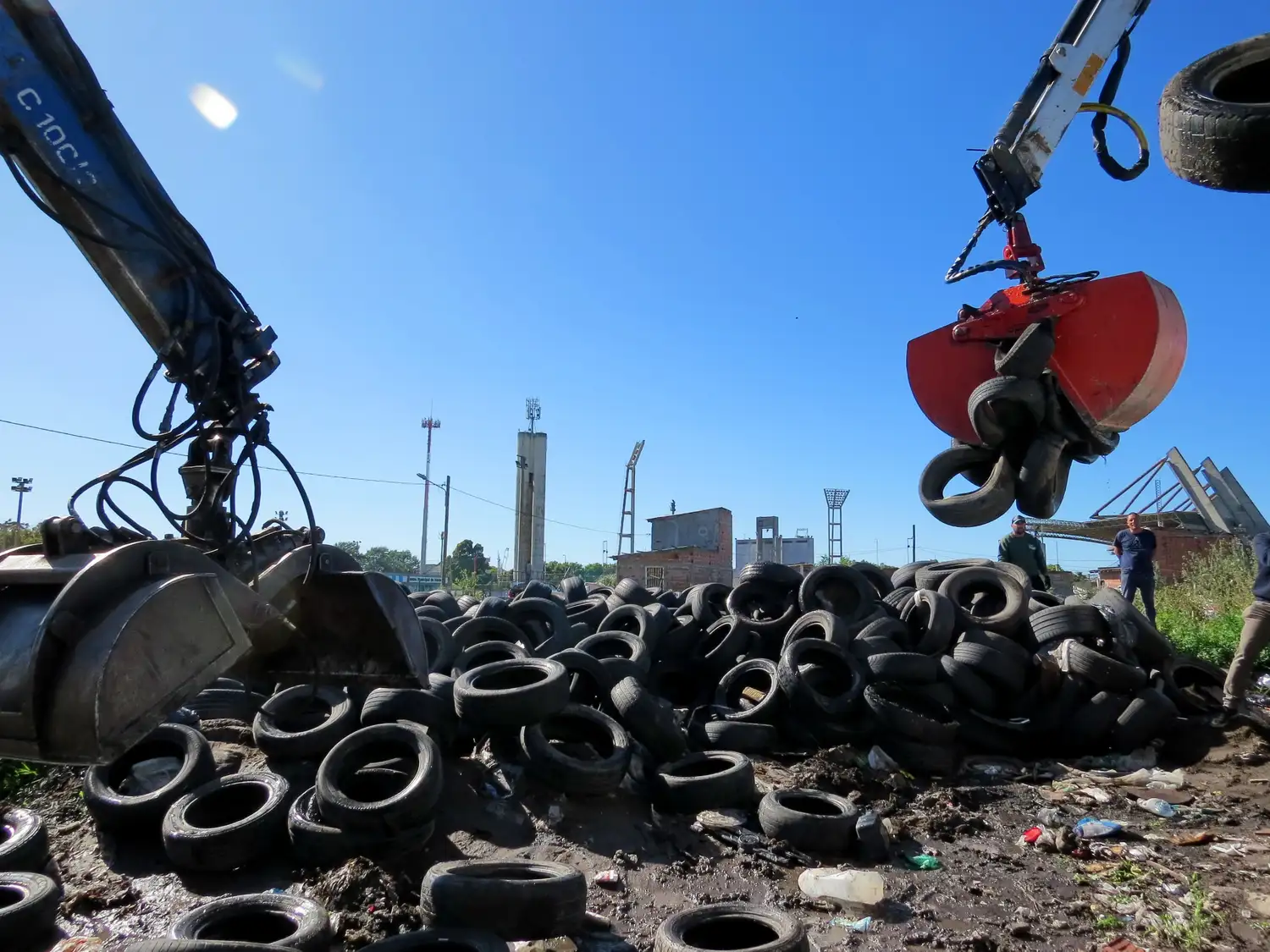 Se trata de residuos dispuestos de forma clandestina en microbasurales compuestos por restos de poda, jardinería, artefactos y muebles en desuso, cubiertas y desechos domiciliarios.
