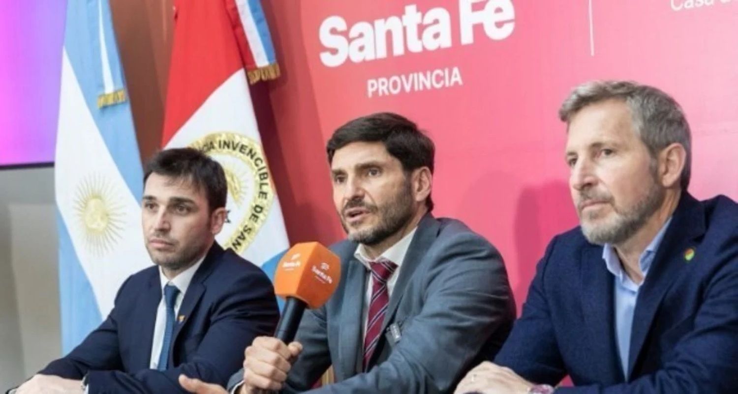 El gobernador de Santa Fe, Maximiliano Pullaro, junto a sus pares de Chubut, Ignacio Torres, y de Entre Ríos, Rogelio Frigerio.