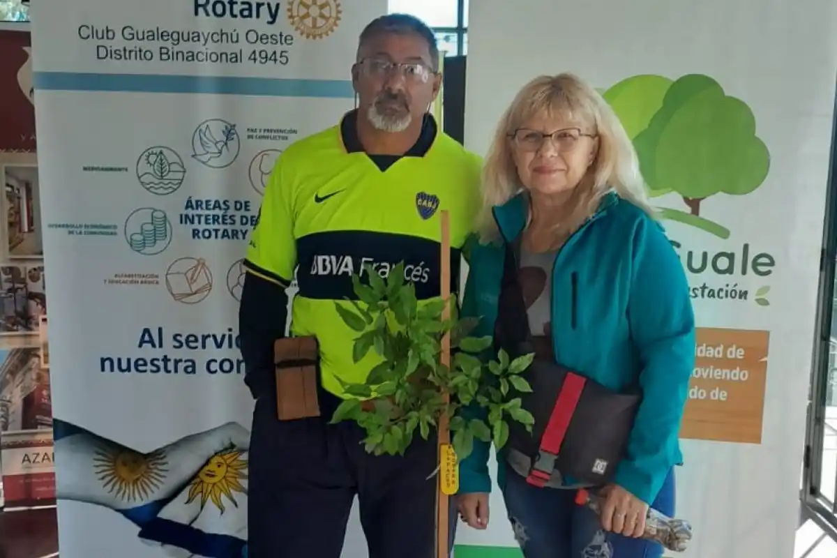 Una botella de colillas por un árbol nativo: la llamativa campaña medioambiental de la ciudad