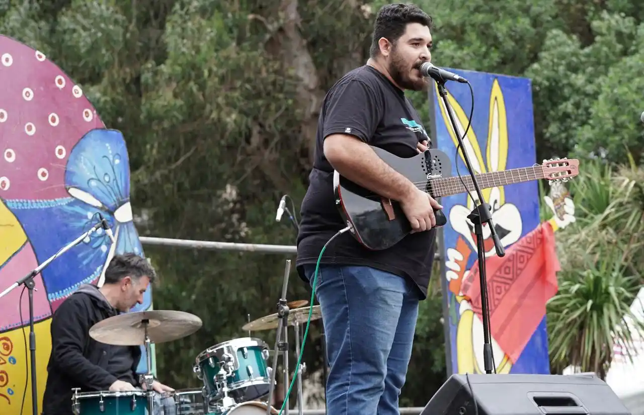 Facundo Moreno se presentó con un repertorio folklórico en el escenario del Parque Miguel Lillo
