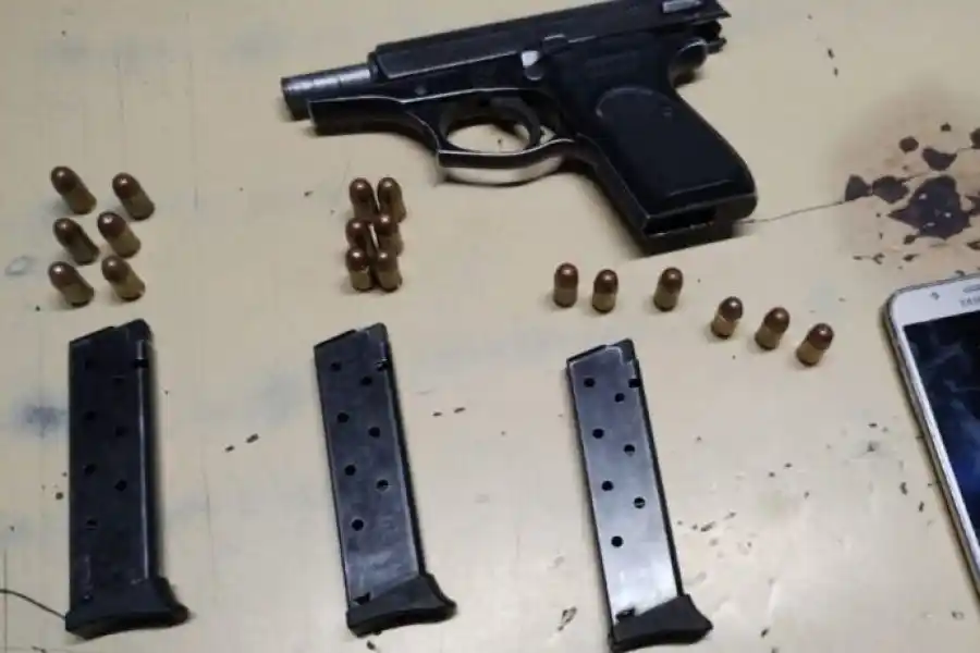 Santa Fe: encontraron un arma de fuego en la bolsita del jardín de un nene de 2 años