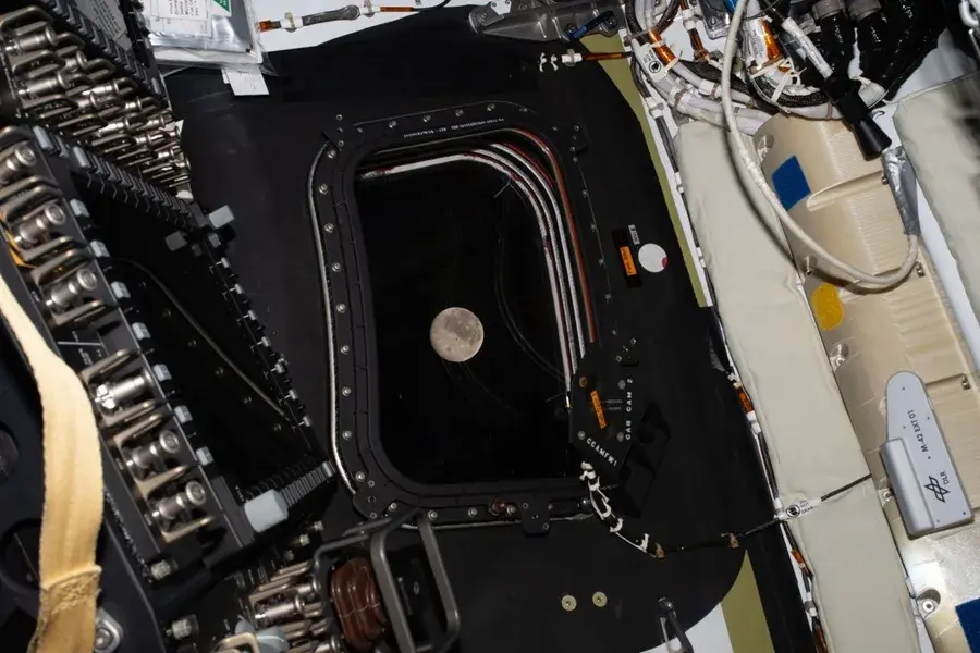 Imagen difundida por la NASA que muestra una vista de la Luna antes del sexto día de vuelo de la misión de Artemis II. EFE/ NASA
