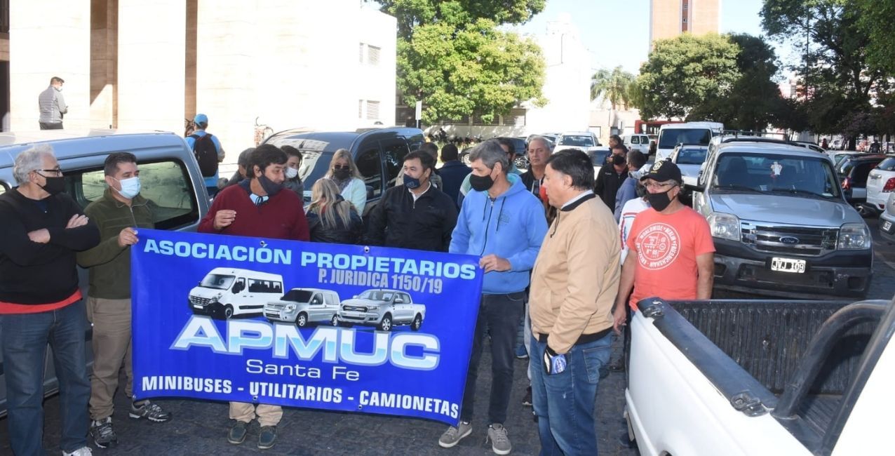Manifestación y reclamos de choferes de vehículos contratados por el municipio