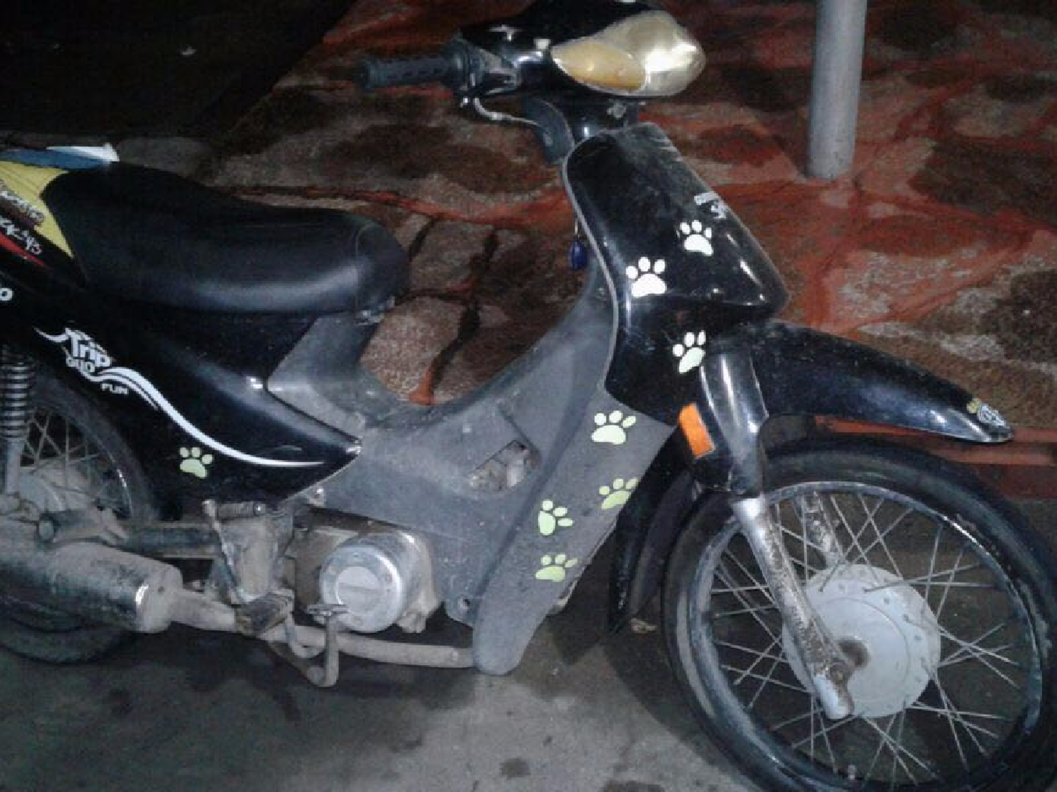Circulaba en una moto robada, quiso evadir a la policía y lo detuvieron