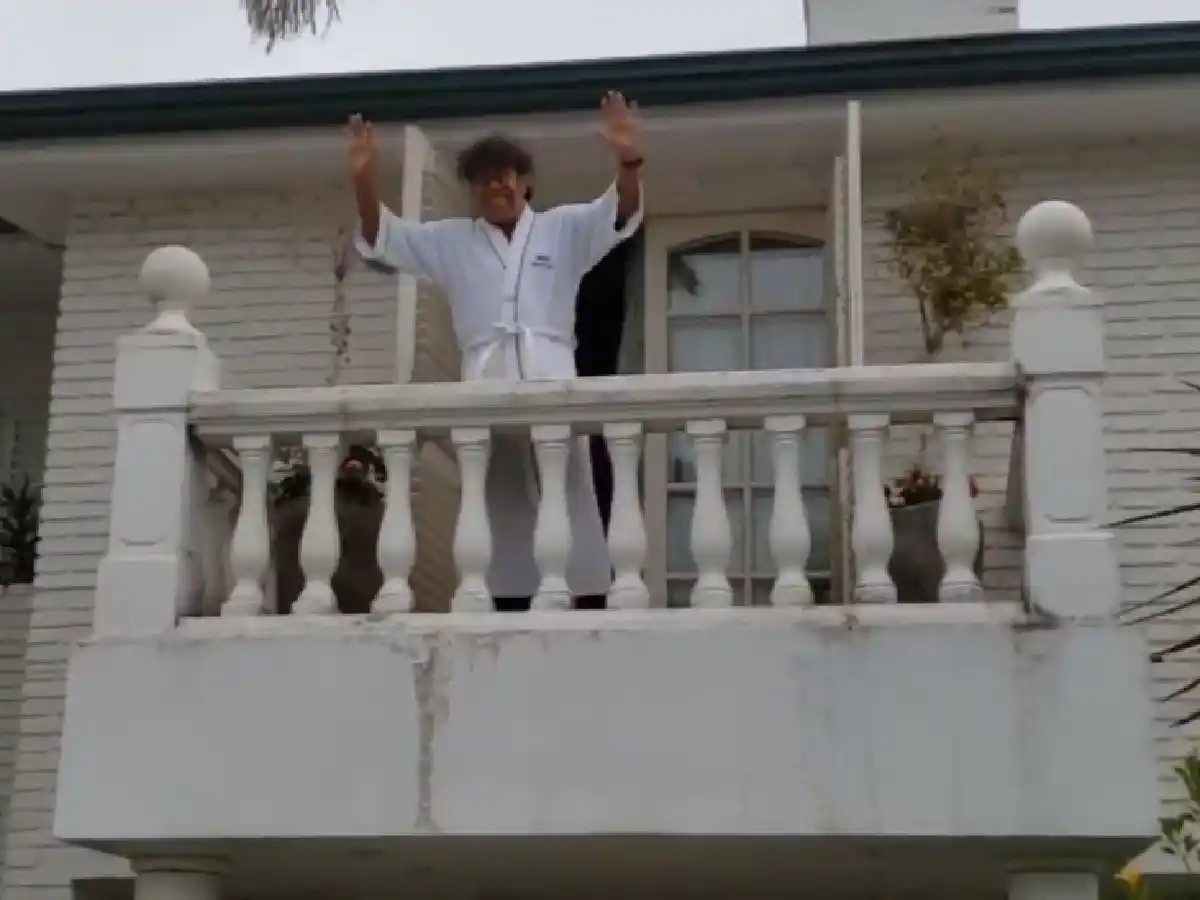 La Mona cumple 70 años: el saludo a los fans en bata desde su balcón