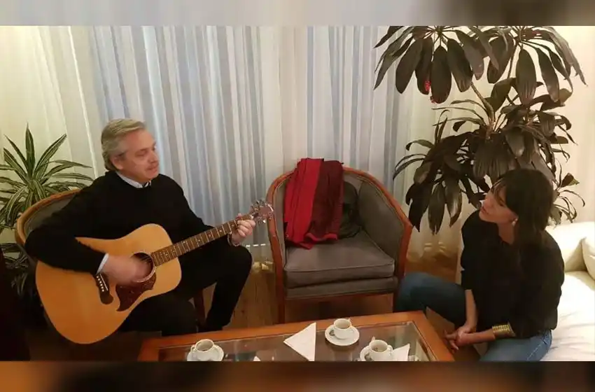 Alberto Fernández, cantando a dúo un tema de Litto Nebbia con Natalia de la Sota