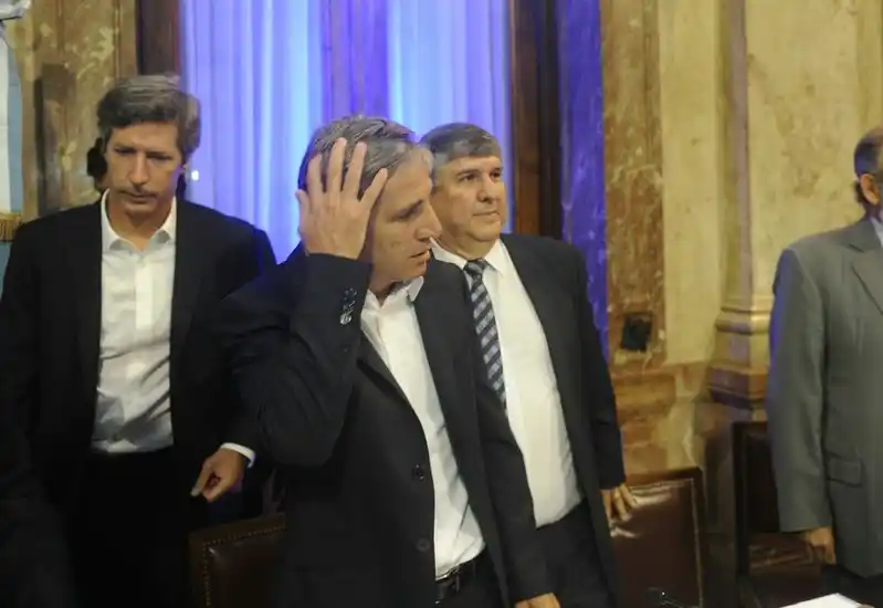 Caputo le mandó "un papelito" a Cerruti y su interpelación terminó en escándalo