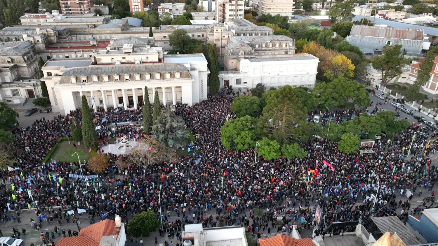 Gran convocatoria en la marcha universitaria en Bahía Blanca.