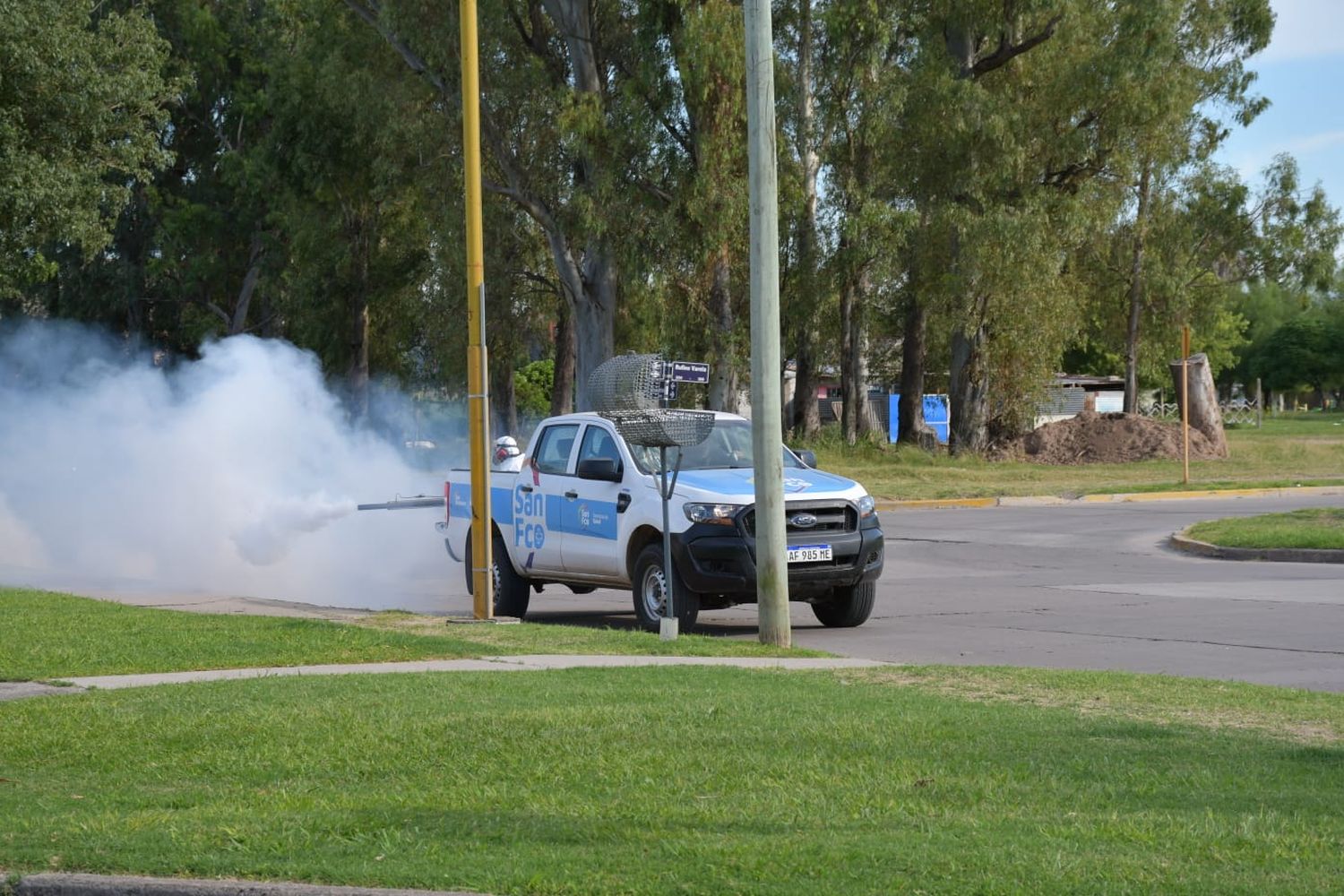 Los municipios realizan fumigaciones en los barrios y espacios verdes.