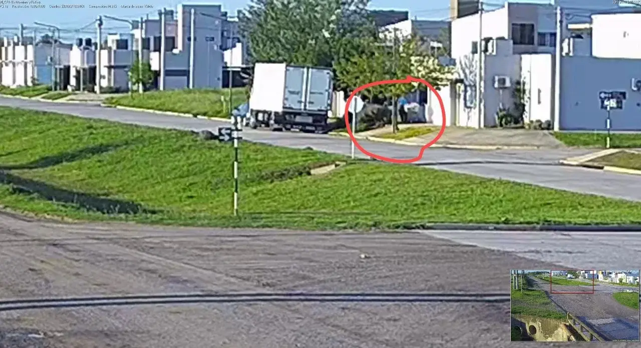 Multaron a un vecino por arrojar basura en la vía pública tras ser captado por cámaras en Rafaela