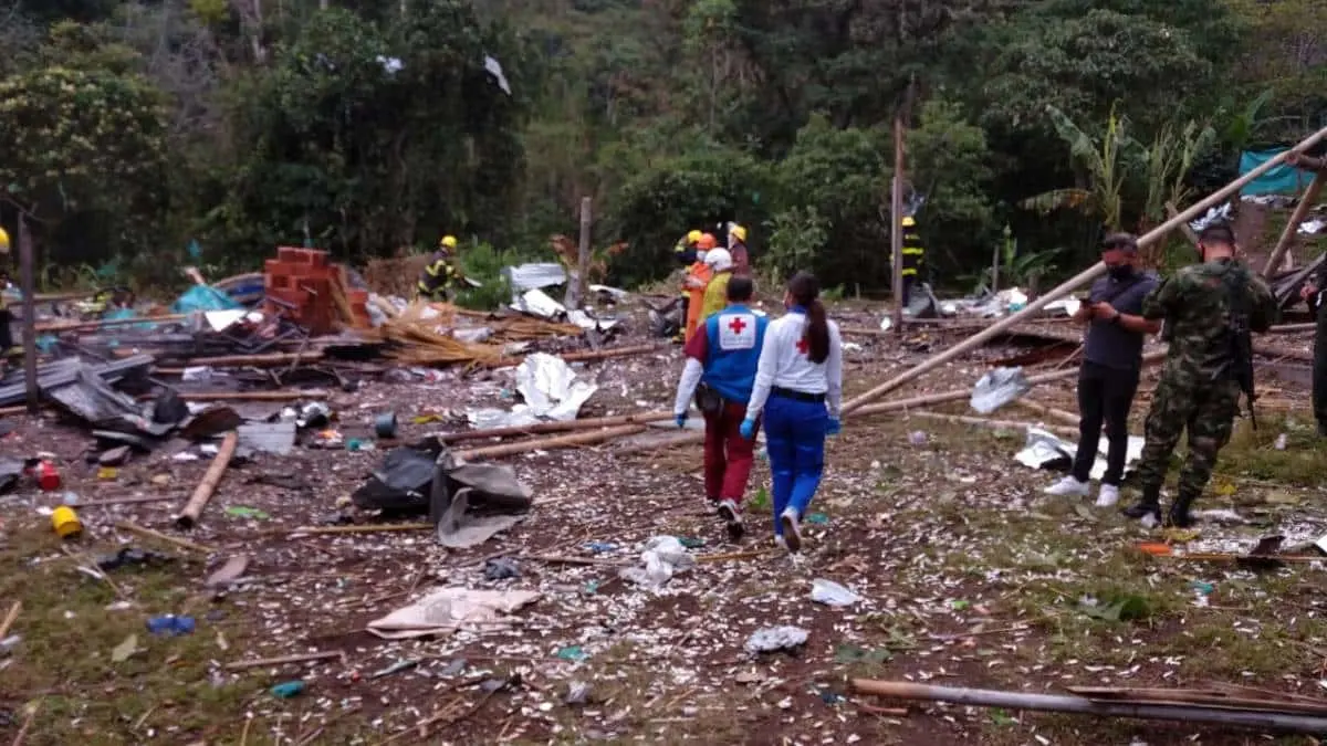 EXPLOTA FÁBRICA de pirotecnia en Colombia