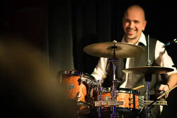 De tocar con Serrat al corazón de Tandil: el percusionista catalán que busca acercar la música al pueblo