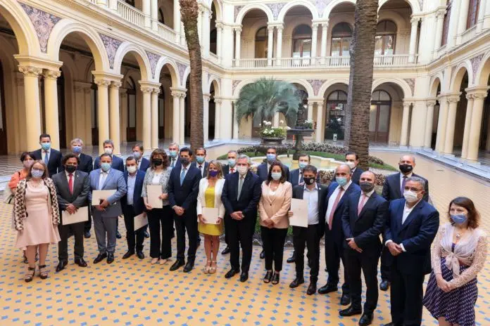 El Gobierno firmó el consenso fiscal