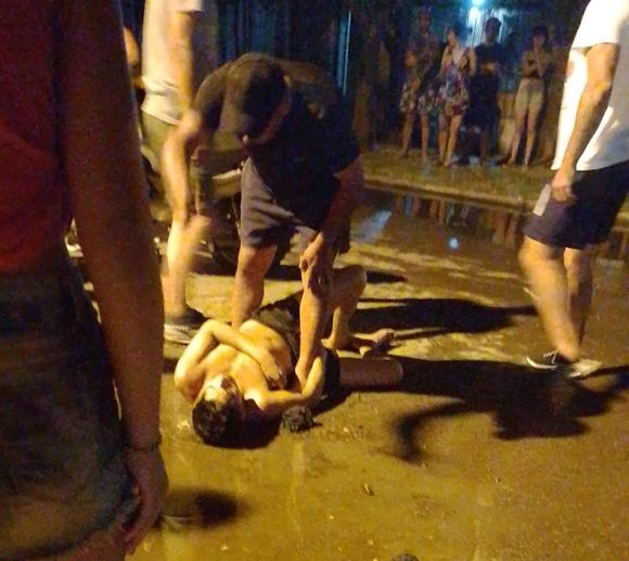 Noche violenta: linchamiento, piñas, tiros, incendios e intento de robo al mismo tiempo